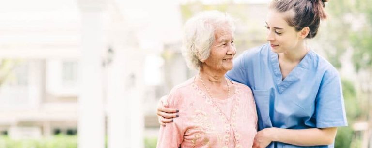 Anziana felice con assistente domiciliare qualificata