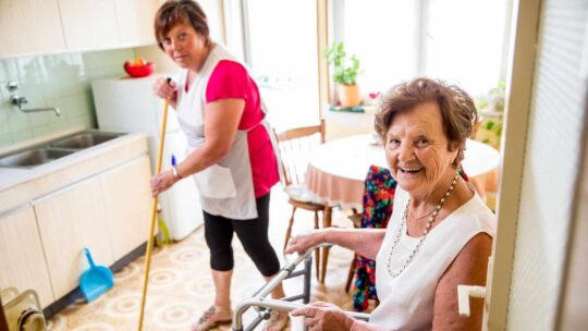 colf che aiuta un anziano con le pulizie
