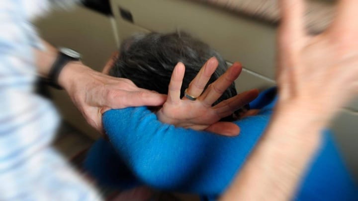 Anziano che si protegge da violenze