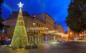 Cagliari, Piazza Garibaldi addobata per Natale