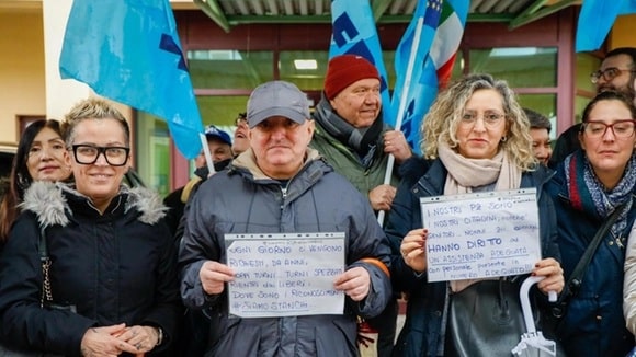 Il personale della Rsa Alfa Columbus in protesta di fronte alla struttura e poi in Comune. Sciopero indetto da Uil Fpl