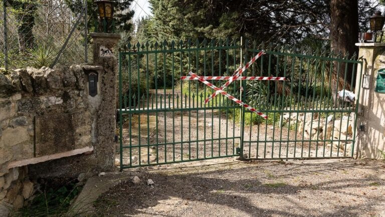 Cancello di una villatte con i sigilli dei carabinbieri